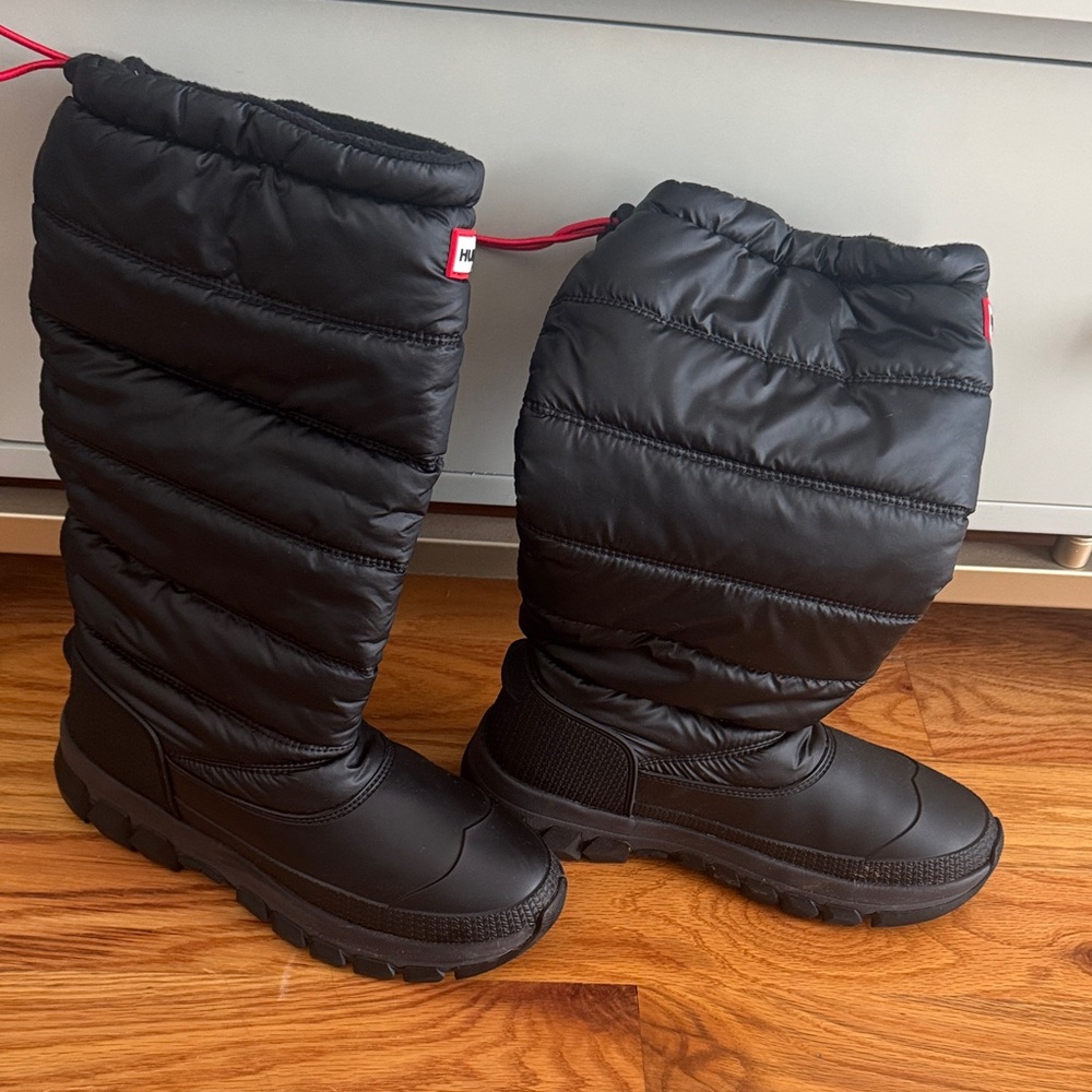 Hunter Women's Black Quilted Insulated Winter Boots with Red Logo - Picture 2 of 5